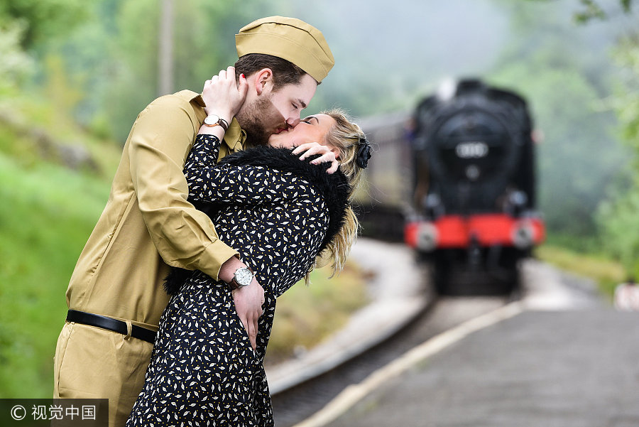 英國小鎮(zhèn)辦復古趴 情侶擁吻展示戰(zhàn)爭歲月另類愛情