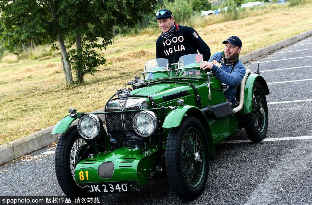 意大利小鎮(zhèn)上演“1000 Miles”老爺車賽 各式各樣重溫經(jīng)典