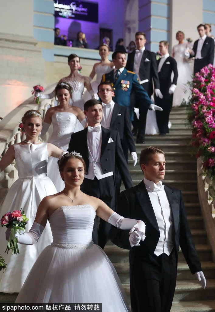 維也納慈善舞會(huì)莫斯科盛大開幕 現(xiàn)場(chǎng)美女俊男云集華麗繽紛