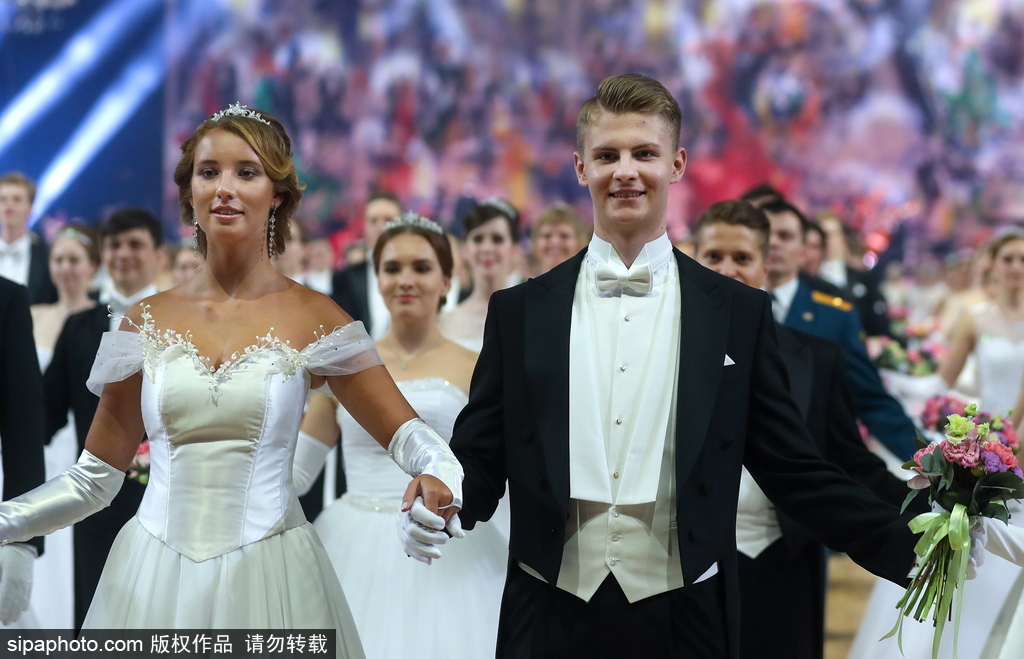 維也納慈善舞會莫斯科盛大開幕 現場美女俊男云集華麗繽紛