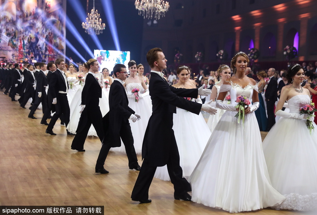 維也納慈善舞會莫斯科盛大開幕 現場美女俊男云集華麗繽紛