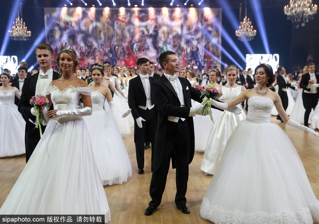 維也納慈善舞會莫斯科盛大開幕 現場美女俊男云集華麗繽紛