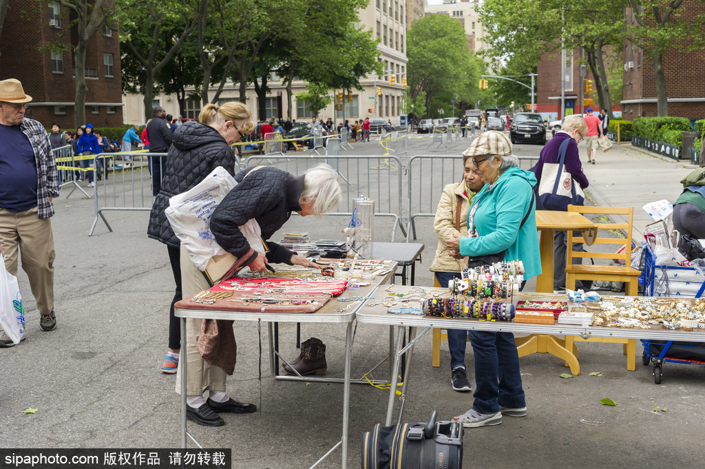 紐約民眾“淘寶”時節(jié)到來 年度跳蚤市場拉開帷幕