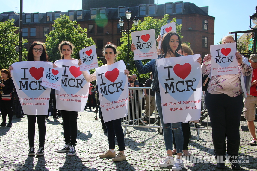 英國(guó)政府降半旗致哀 舉國(guó)悼念遇難者