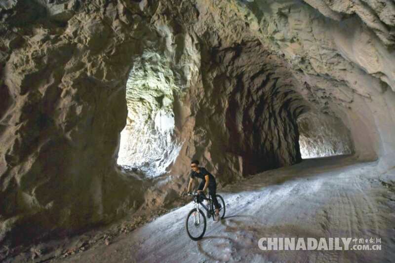 天險公路成“網紅”（組圖）