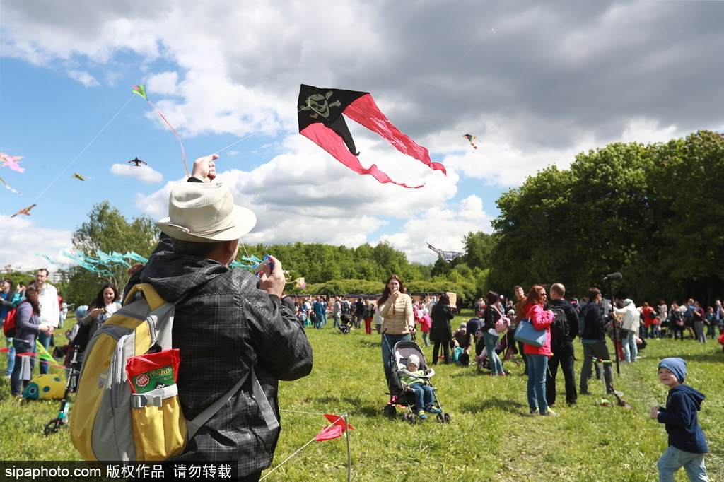 俄羅斯莫斯科舉行風(fēng)箏節(jié) 五彩繽紛點(diǎn)綴藍(lán)天