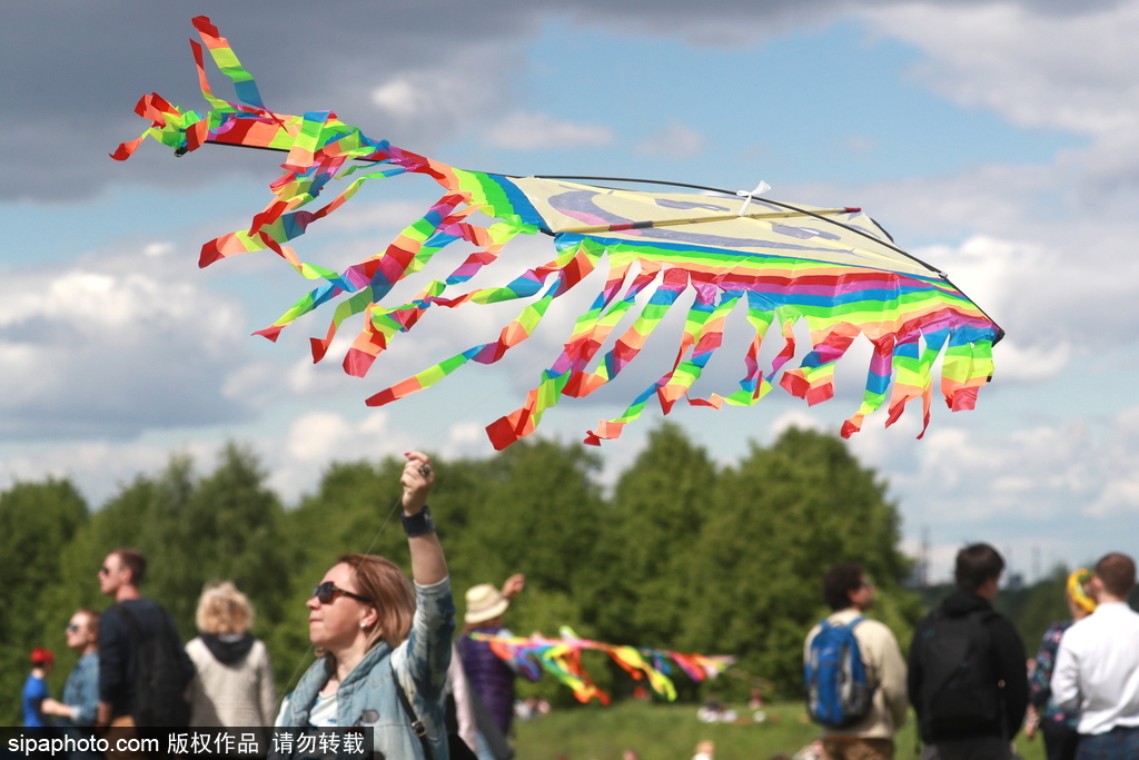 俄羅斯莫斯科舉行風箏節 五彩繽紛點綴藍天