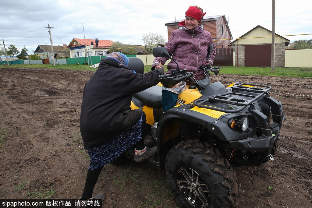 厲害了！俄羅斯老人開全地形車犁地超拉風