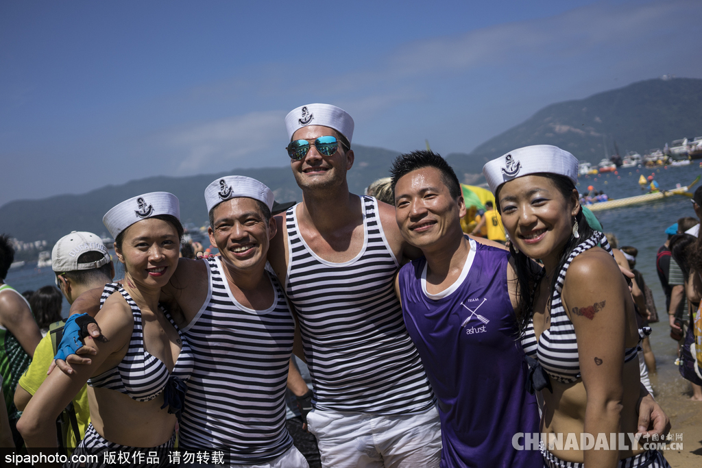 香港端午節賽龍舟活動 雞年流行頭戴“小雞”