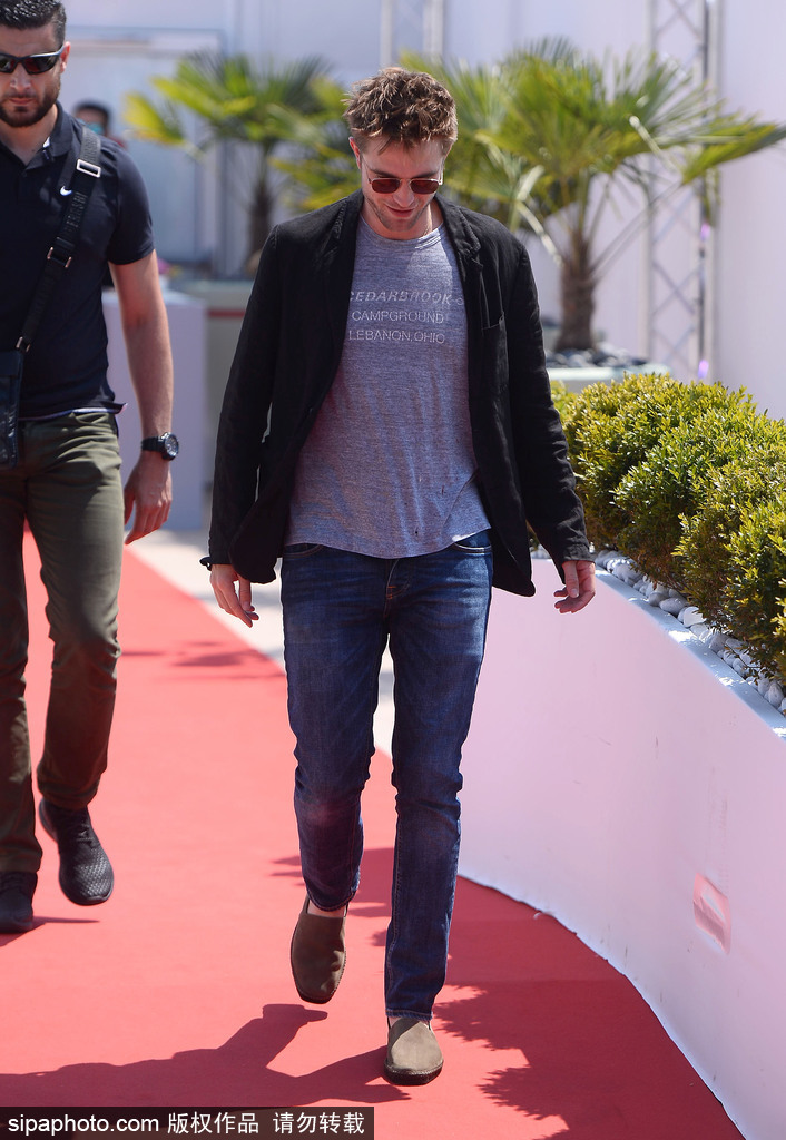 70屆戛納：羅伯特·帕丁森現身發型凌亂仍吸引影迷追捧