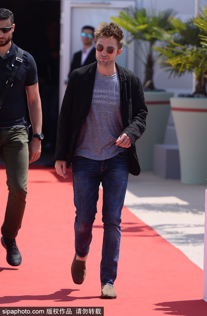 70屆戛納：羅伯特·帕丁森現(xiàn)身發(fā)型凌亂仍吸引影迷追捧