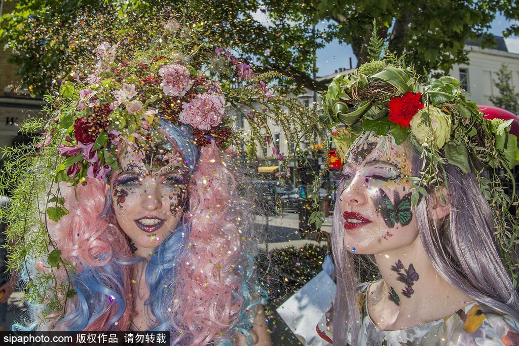 英國切爾西花展時裝展 模特變身彩色花仙子