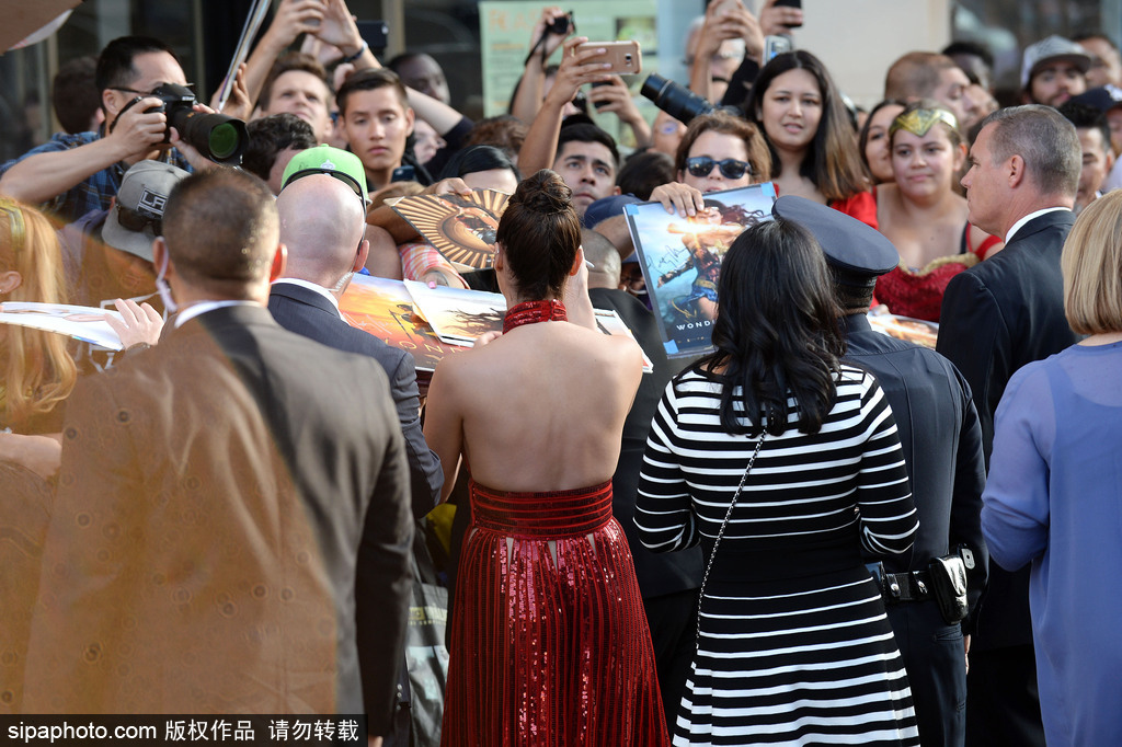 “神奇女俠”蓋爾·加朵穿紅色條紋裙亮相人氣爆棚