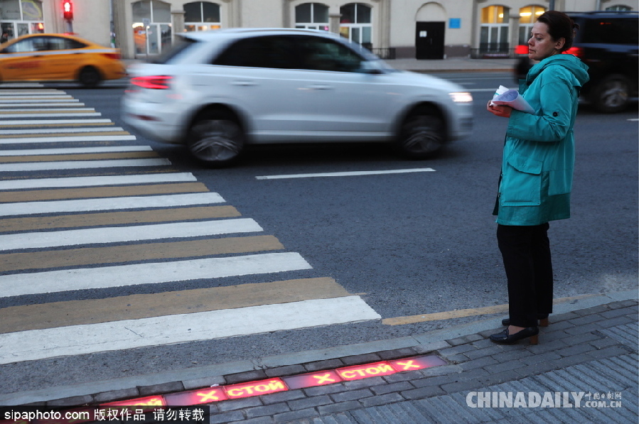 “長”在斑馬線上的紅綠燈 莫斯科一街道專為低頭黨設計