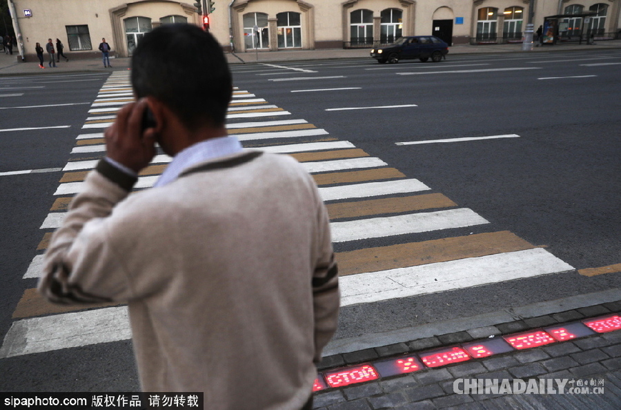 “長”在斑馬線上的紅綠燈 莫斯科一街道專為低頭黨設(shè)計(jì)