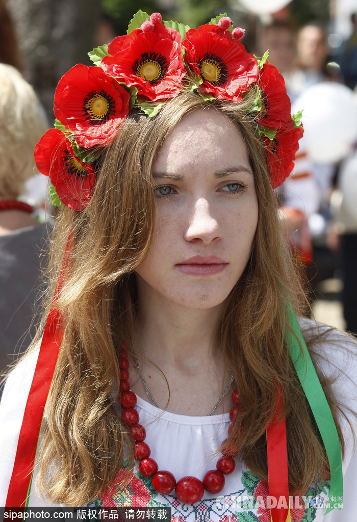 烏克蘭基輔傳統服飾大游行 喵星人身著繡花套衫美美噠