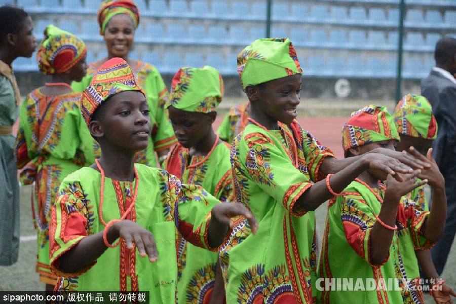 尼日利亞兒童節 小朋友身著各色服飾表演慶祝