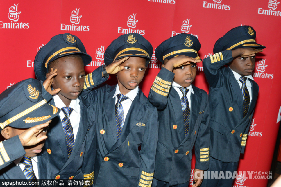 尼日利亞兒童節 小朋友身著各色服飾表演慶祝