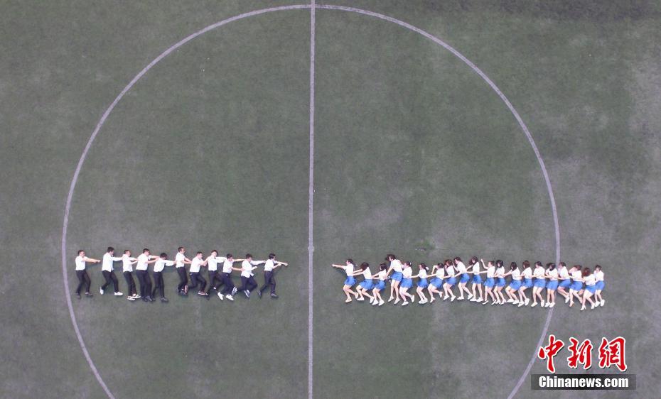 高校畢業(yè)季 江西學(xué)子航拍畢業(yè)照定格青春