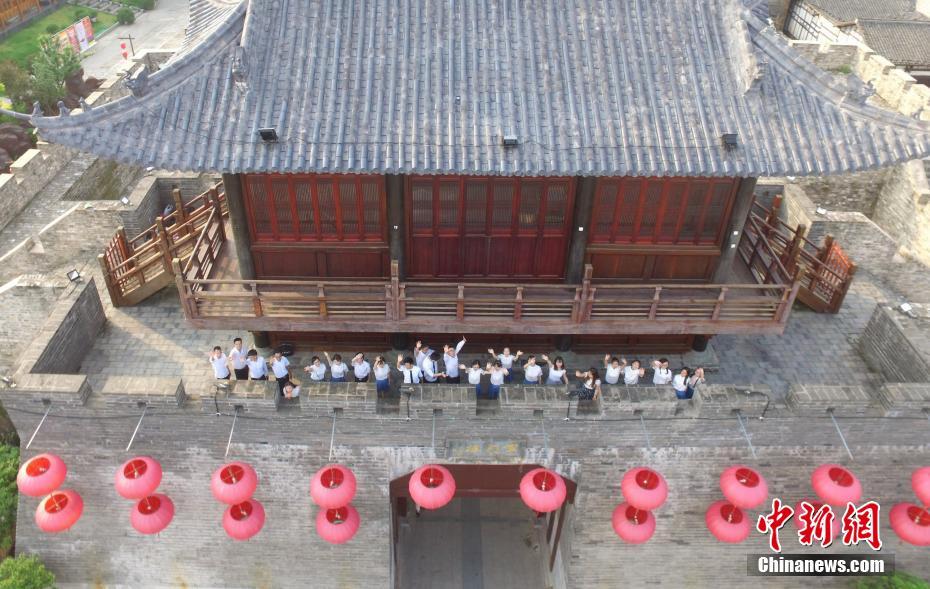 高校畢業(yè)季 江西學子航拍畢業(yè)照定格青春