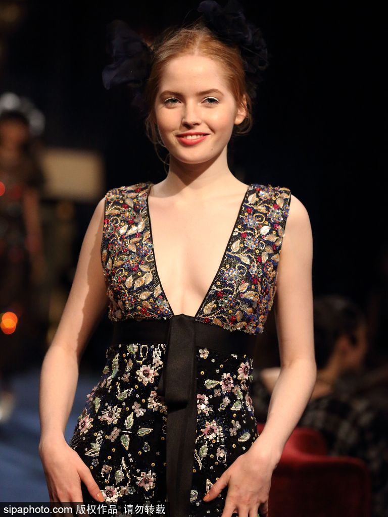 英國20歲女星艾麗·巴姆博亮相東京秀場 娃娃臉可愛十足