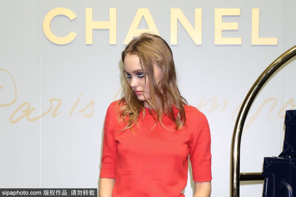 德普愛女Lily亮相日本時尚活動 繼承老爸氣質