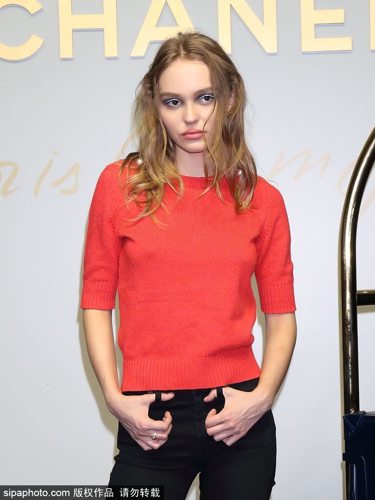 德普愛女Lily亮相日本時尚活動 繼承老爸氣質