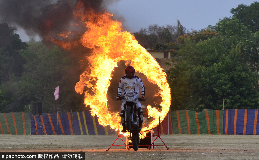 摩托大軍又開掛！印度 “Dare Devils”上演特技表演