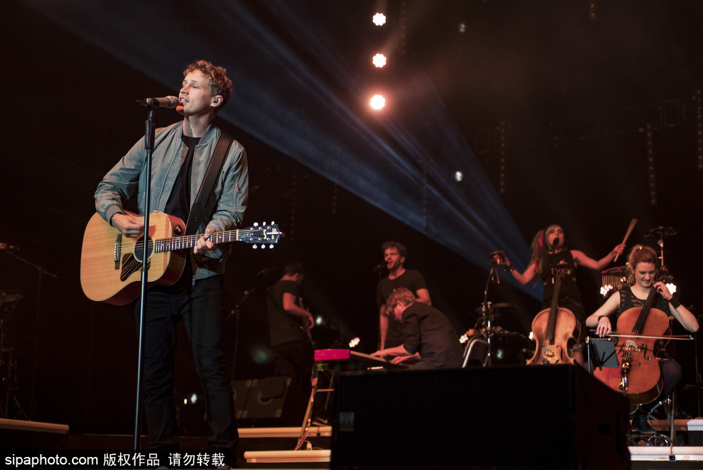 德國超萌“正太歌手”蒂姆·本茨科演唱會 抱吉他自彈自唱氣質純良