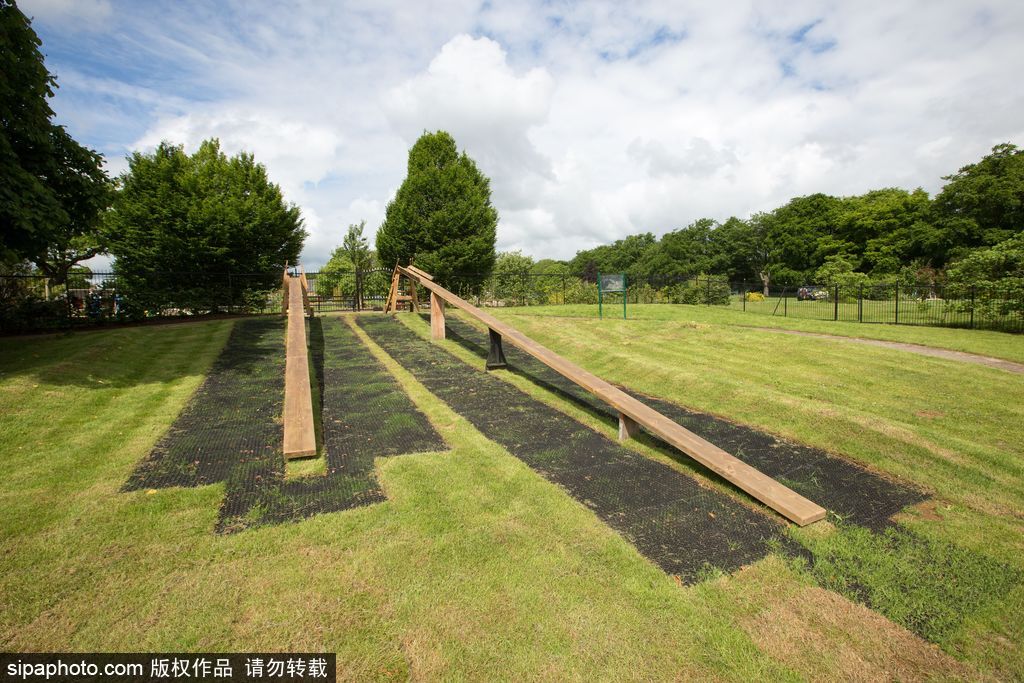 英國再現世界第一個兒童滑梯 距今九十多年竟沒有邊沿