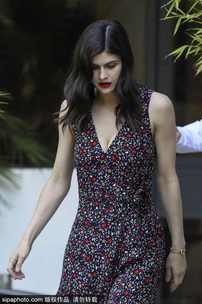 美國女星亞歷珊德拉·達(dá)達(dá)里奧身著碎花裙出街 藍(lán)眼睛純凈吸睛