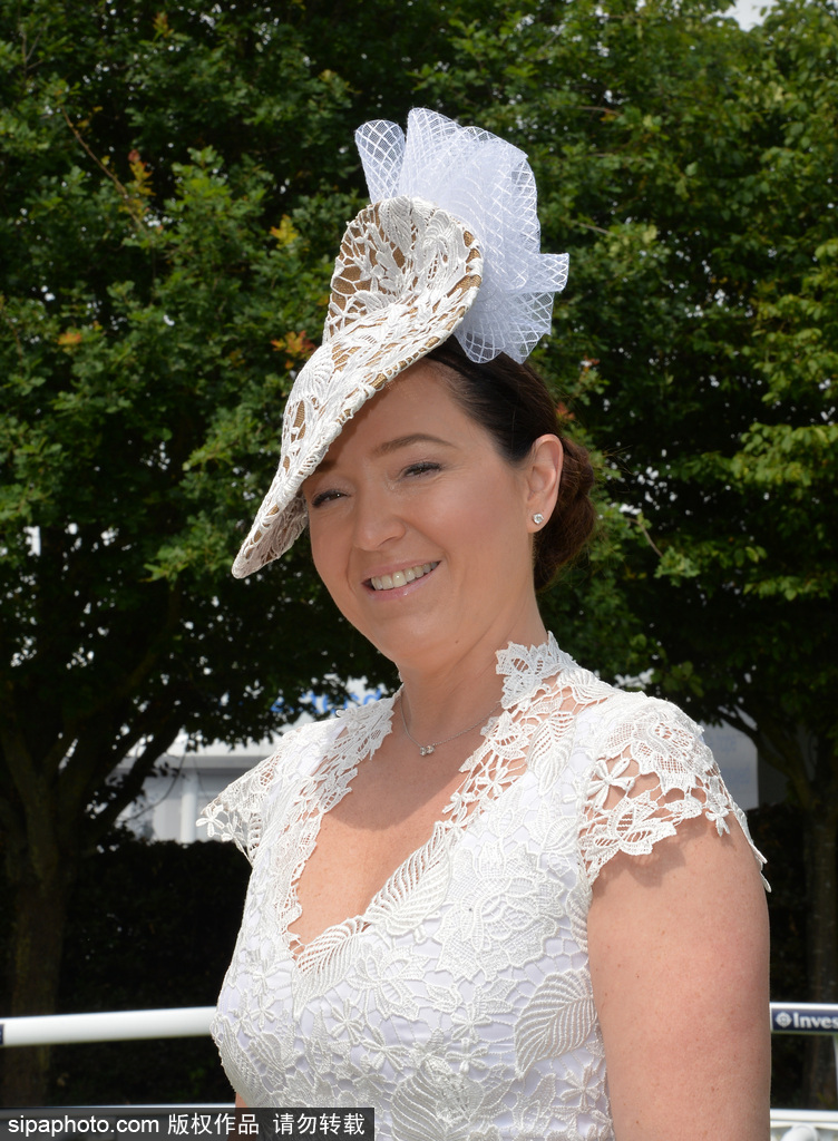 英國賽馬節“女士日” 眾美女上演“帽子戲法”