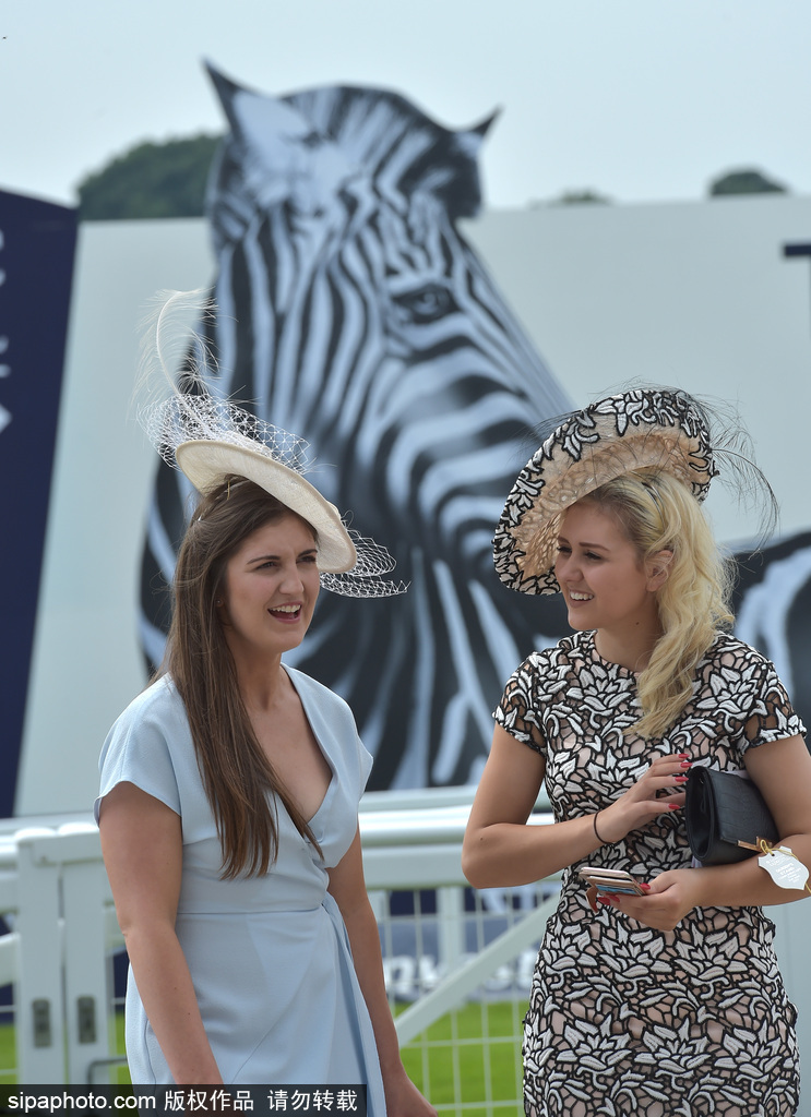 英國賽馬節“女士日” 眾美女上演“帽子戲法”