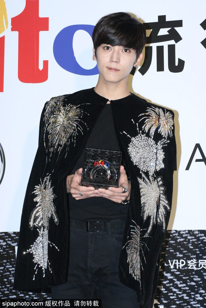 2017hito流行音樂獎：撞臉鹿晗？畢書盡潮裝帥氣表情呆萌