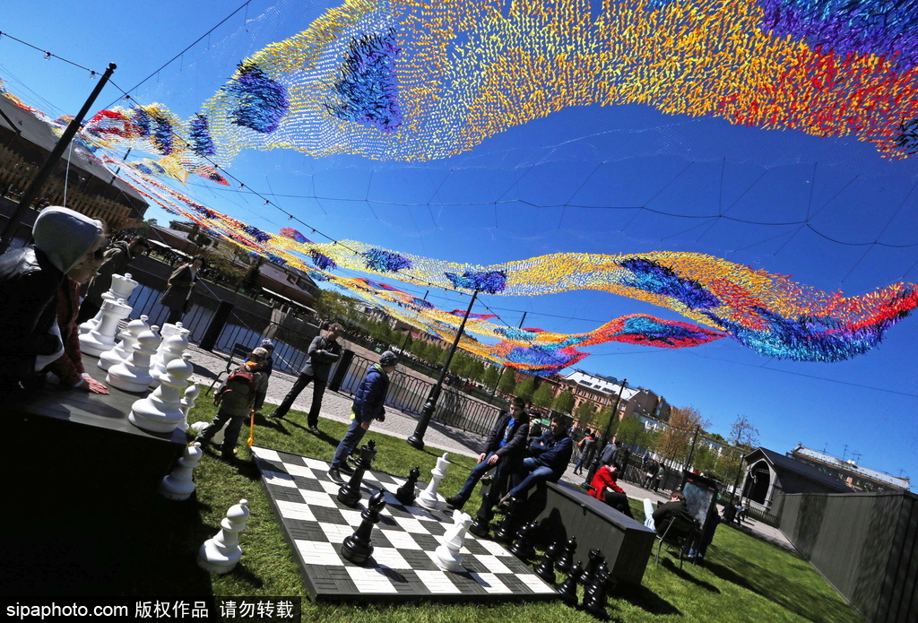 如墜凡間 俄羅斯藝術(shù)家創(chuàng)作“火鳥”降落傘織物藝術(shù)品