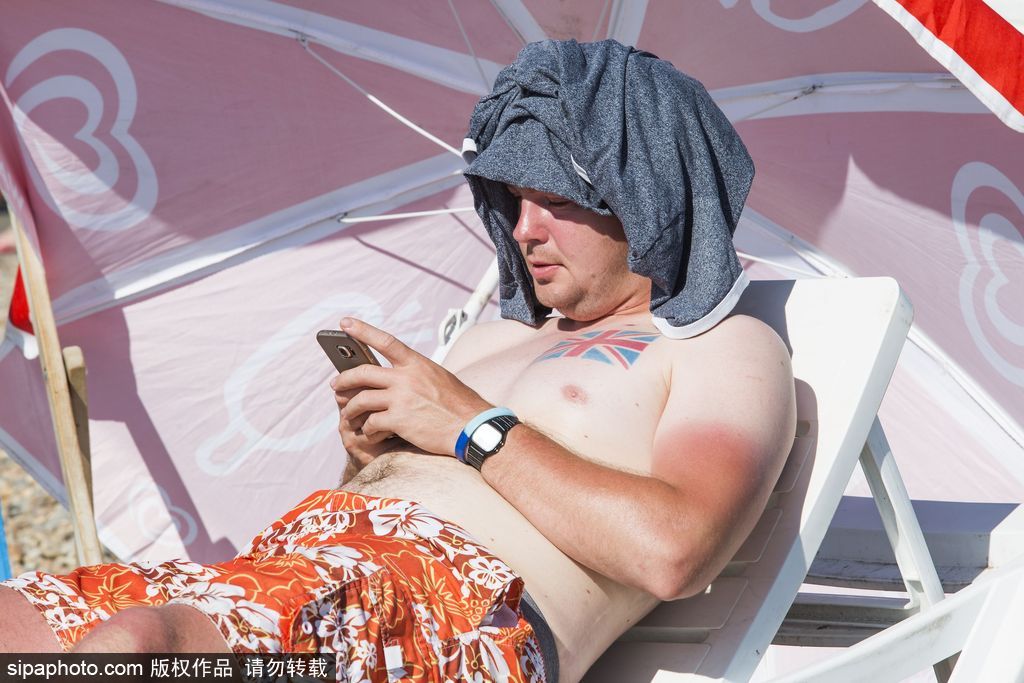 英國(guó)布萊頓民眾扎堆海灘 享受夏日時(shí)光