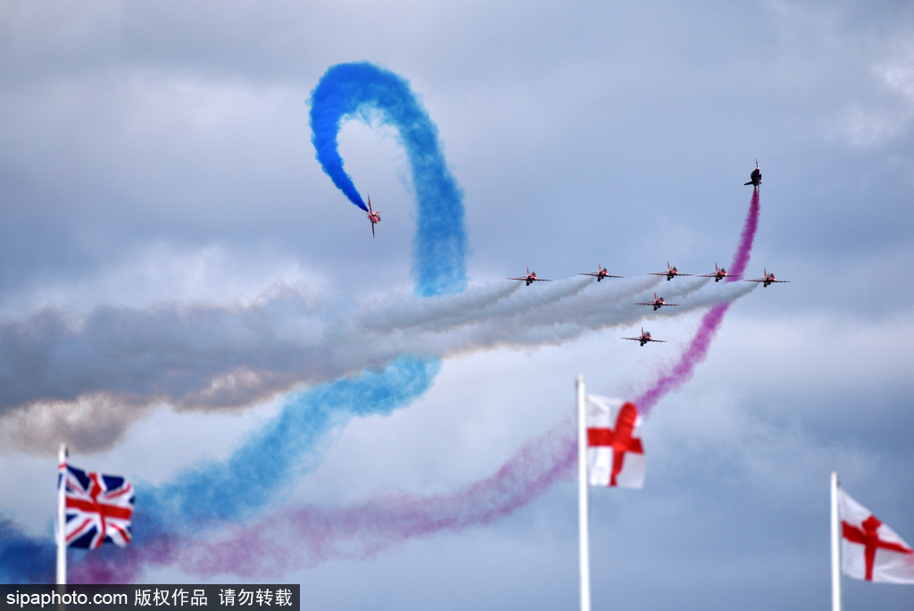 2017英國托貝航展開幕 “紅箭”飛行表演隊空中炫技