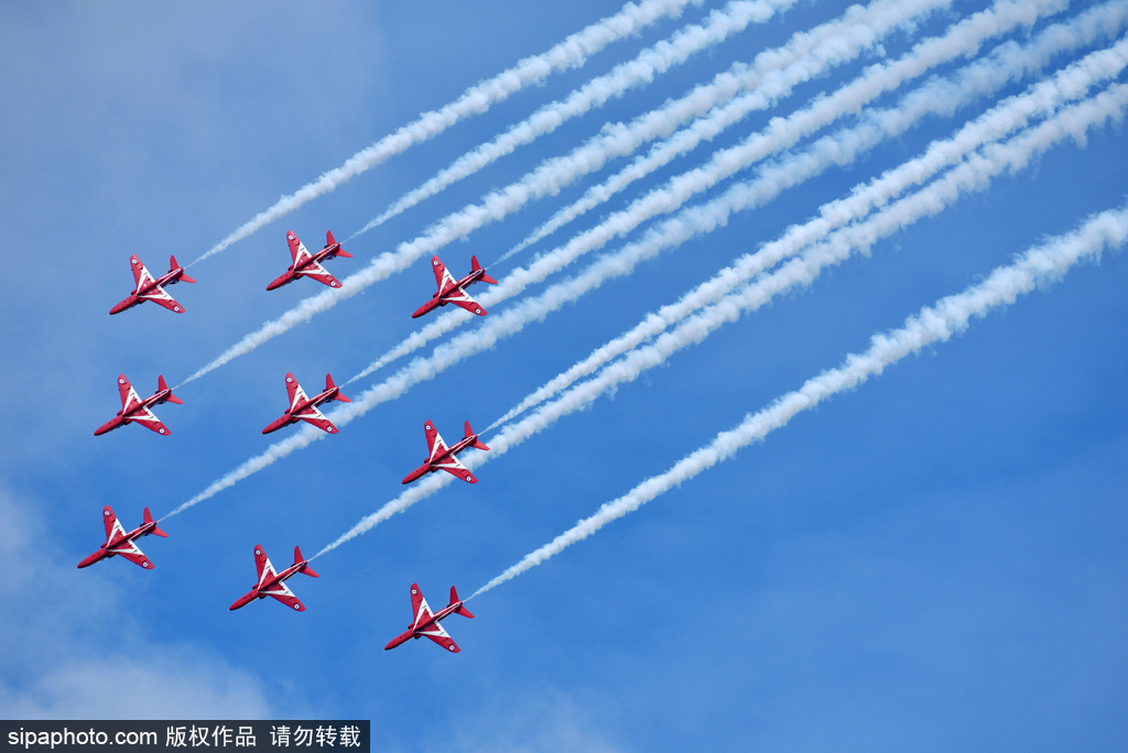 2017英國托貝航展開幕 “紅箭”飛行表演隊空中炫技