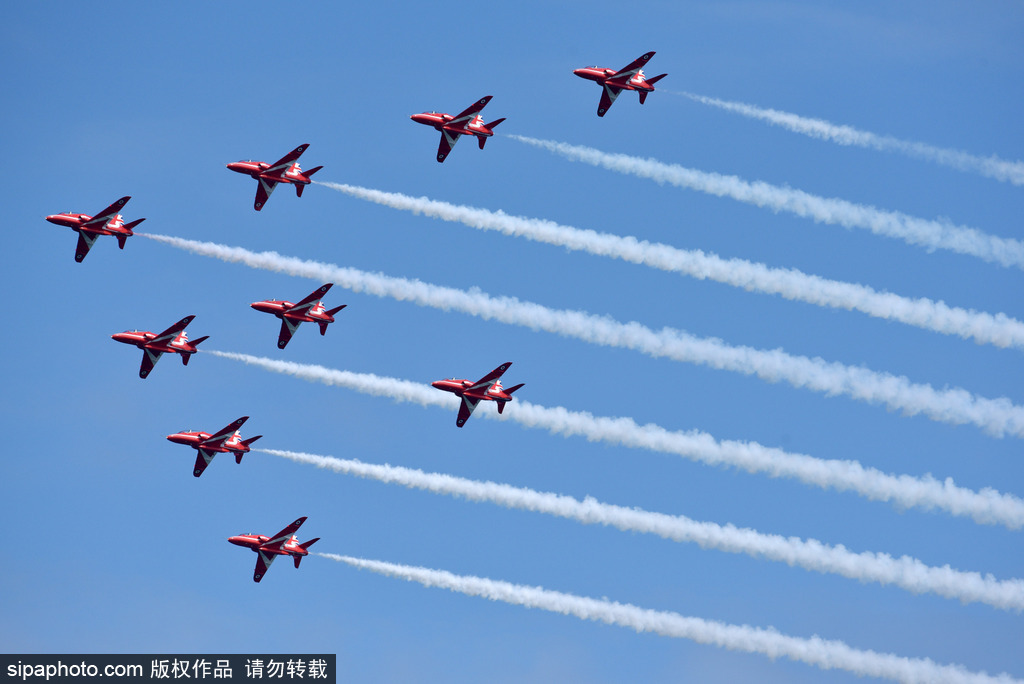 2017英國托貝航展開幕 “紅箭”飛行表演隊空中炫技