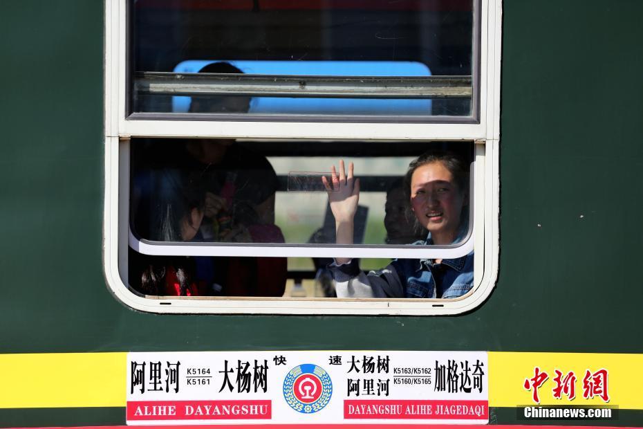 “高考專列”開行15年 兩萬多名邊遠(yuǎn)考生受益(組圖)