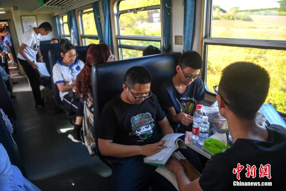“高考專列”開行15年 兩萬多名邊遠考生受益(組圖)