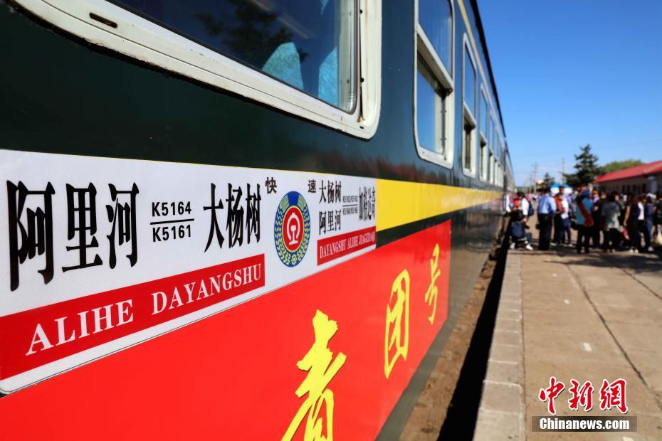 “高考專列”開行15年 兩萬多名邊遠(yuǎn)考生受益(組圖)