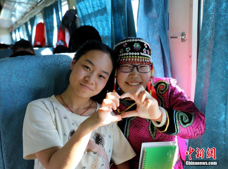 “高考專列”開行15年 兩萬多名邊遠(yuǎn)考生受益(組圖)