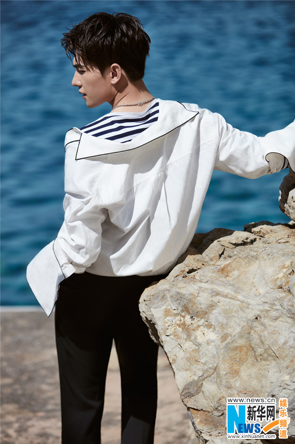 楊洋再登時尚雜志封面 濕發(fā)演繹翩翩少年