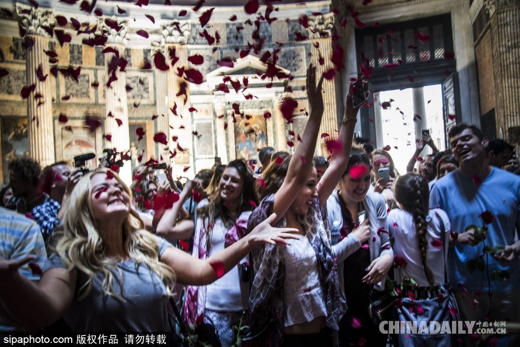 意大利萬神廟五旬節(jié)彌撒 揮灑玫瑰花瓣浪漫絕美