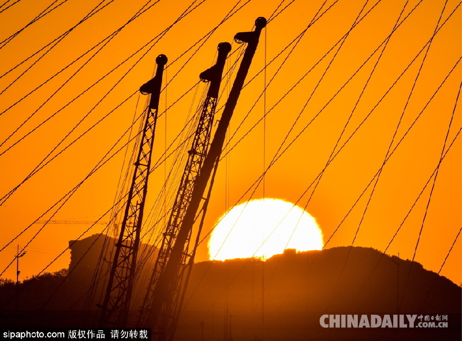 俄羅斯金角灣日出 金黃色陽光灑滿大地