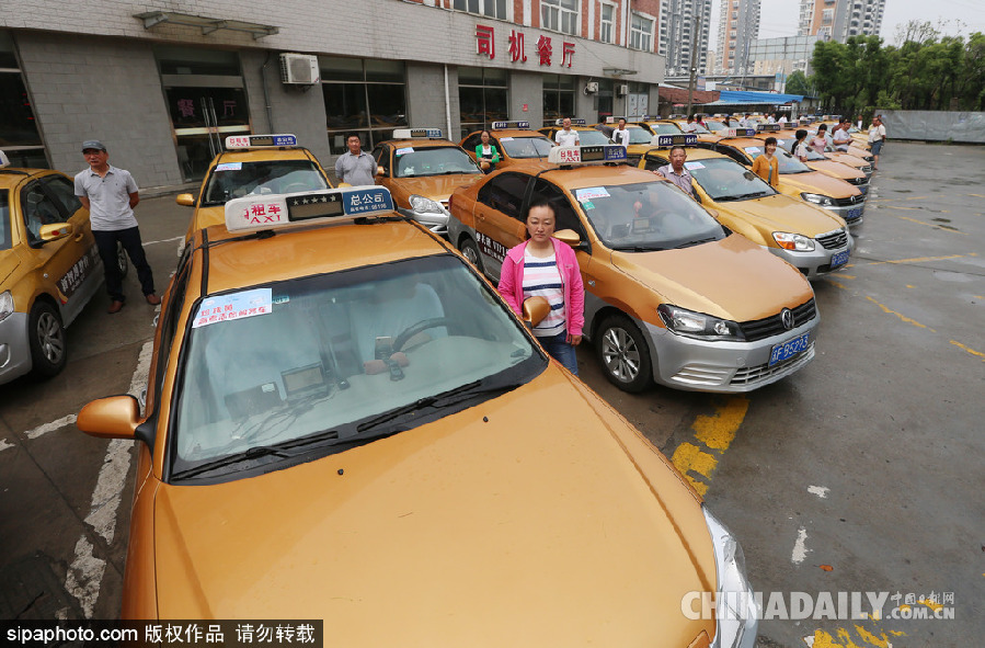 江蘇南通：百輛免費(fèi)接送考生 “愛(ài)心助考車(chē)”整裝待發(fā)