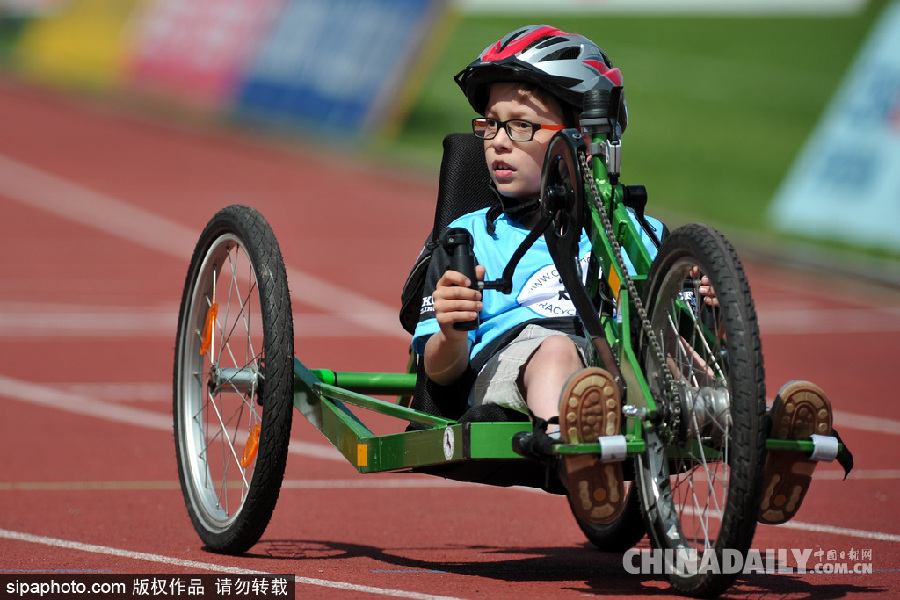 點(diǎn)燃生命之火 捷克舉行殘疾人田徑比賽助殘疾兒童享受運(yùn)動樂趣