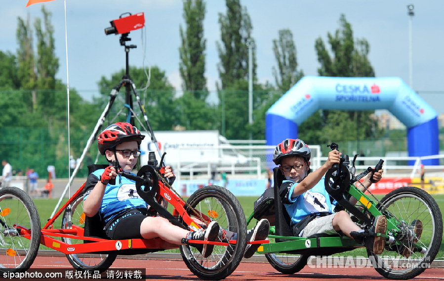 點燃生命之火 捷克舉行殘疾人田徑比賽助殘疾兒童享受運動樂趣