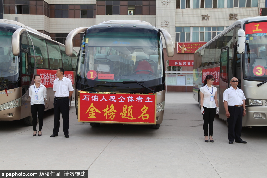 新疆哈密：高考第一日 低年級學生家長送考沿路壯行